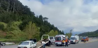 Bolu'da İki Otomobilin Çarpışması Sonucu 4 Kişi Yaralandı