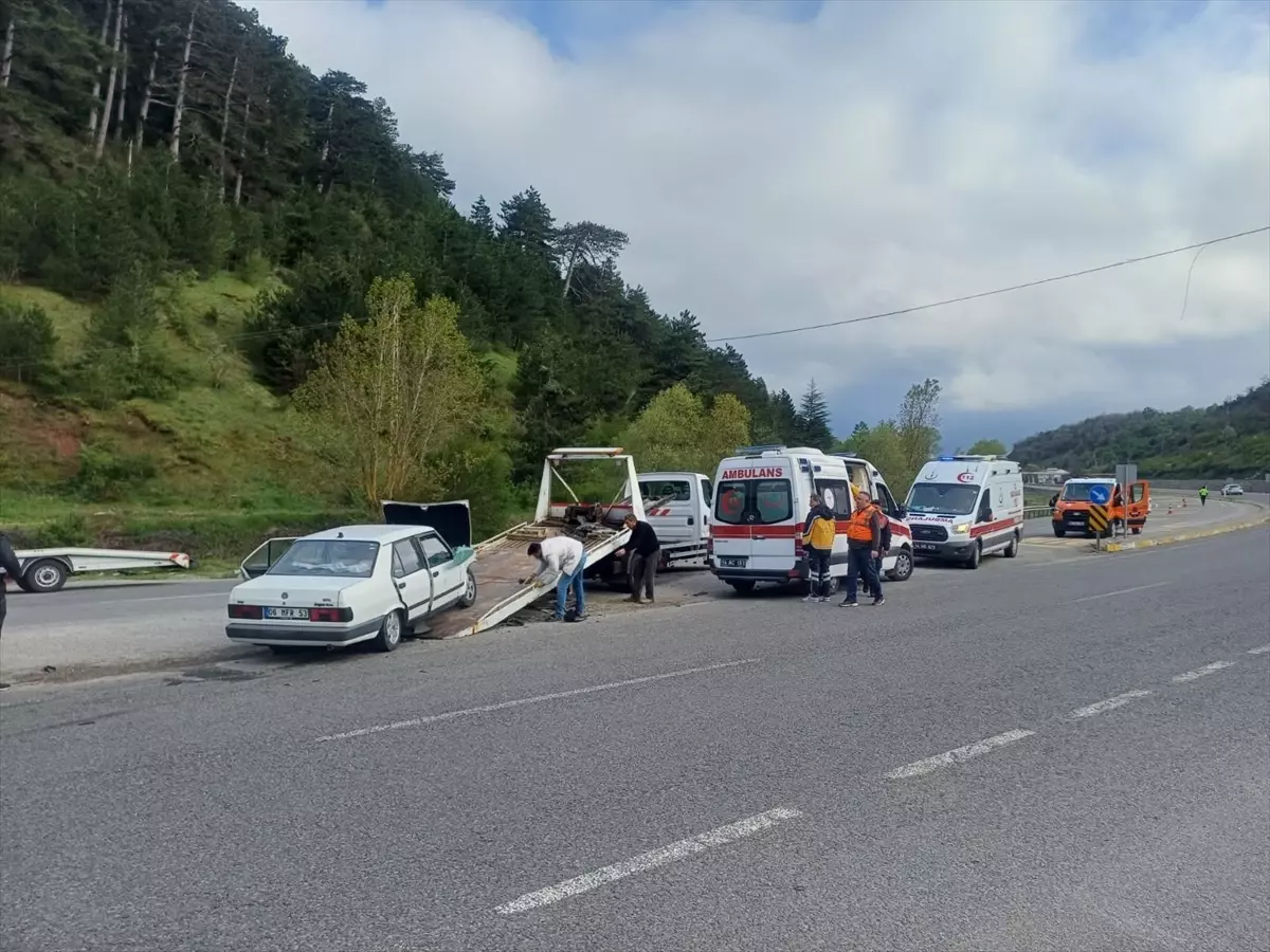 Bolu'da İki Otomobilin Çarpışması Sonucu 4 Kişi Yaralandı