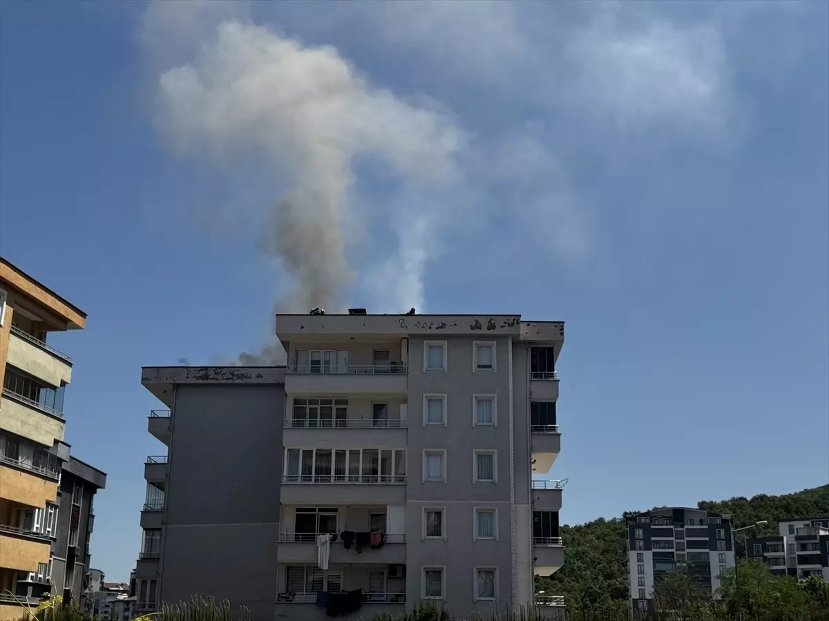 Bursa'da 6 Katlı Binanın Çatısında Yangın Çıktı