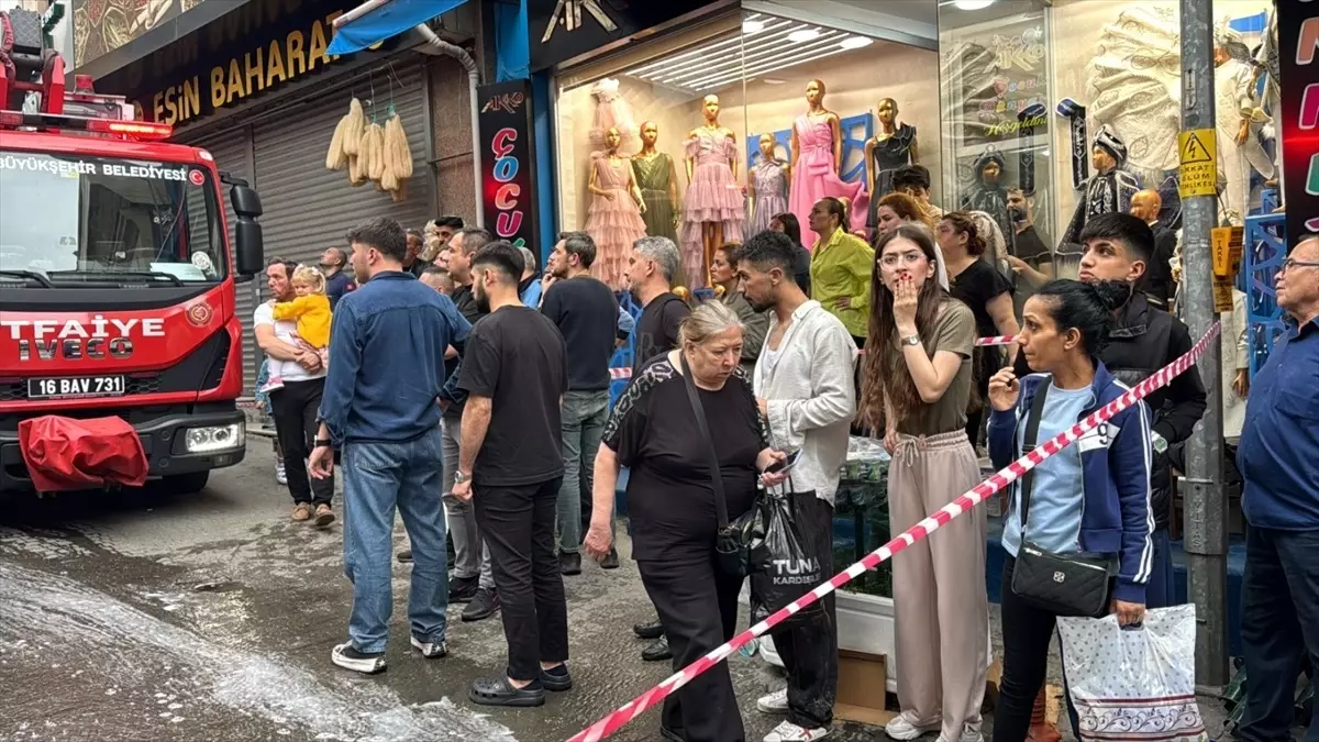 Bursa'da Giyim Mağazasında Yangın