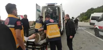 Bursa'da İşçi Taşıyan Minibüs ile Otomobil Çarpıştı: 12 Yaralı