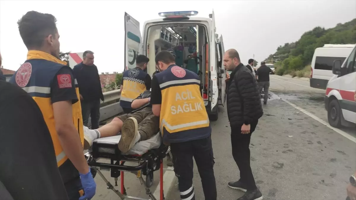 Bursa'da İşçi Taşıyan Minibüs ile Otomobil Çarpıştı: 12 Yaralı