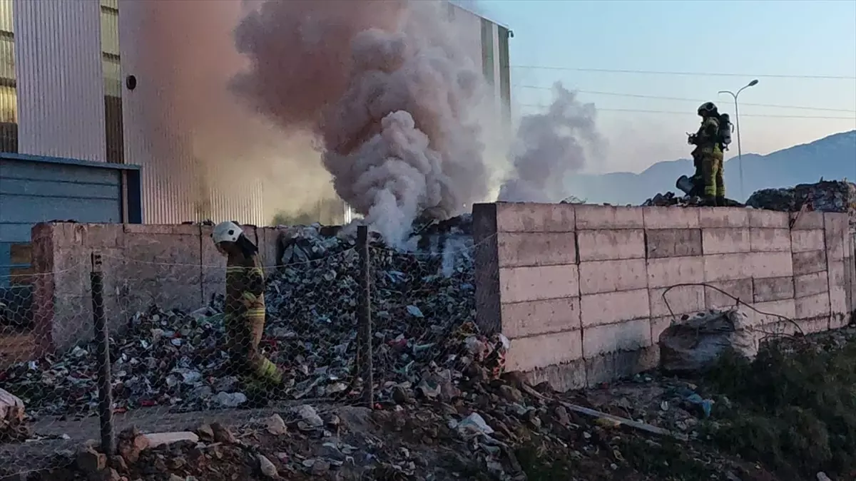 İnegöl'de Katı Atık Depolama Alanında Yangın Söndürüldü