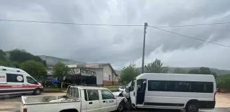 Karacabey'de Minibüs ve Kamyonet Çarpıştı: 1 Ölü, 2 Yaralı