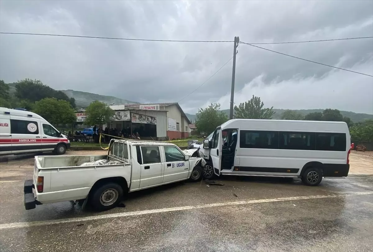Karacabey'de Minibüs ve Kamyonet Çarpıştı: 1 Ölü, 2 Yaralı