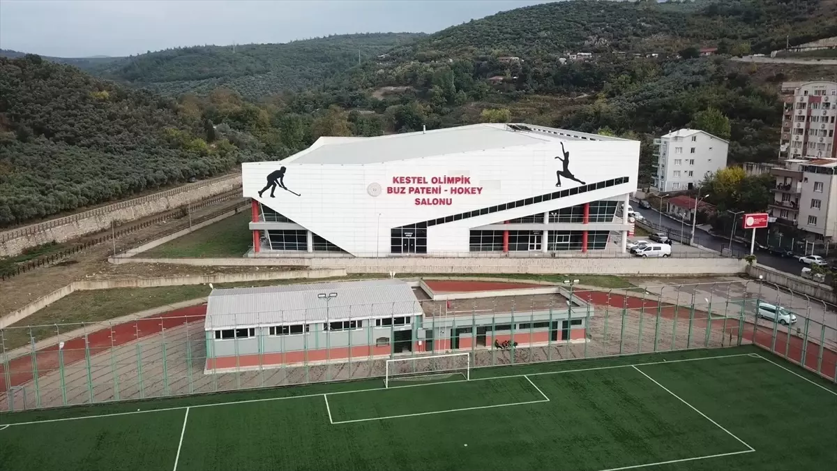 Bursa'da Buz Pateni Tesisi Yetenekli Sporcular Yetiştiriyor