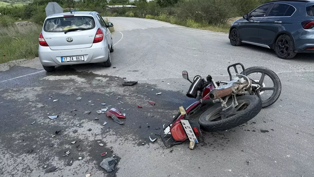 Çanakkale'de Motosiklet ve Otomobil Çarpıştı: 1 Yaralı