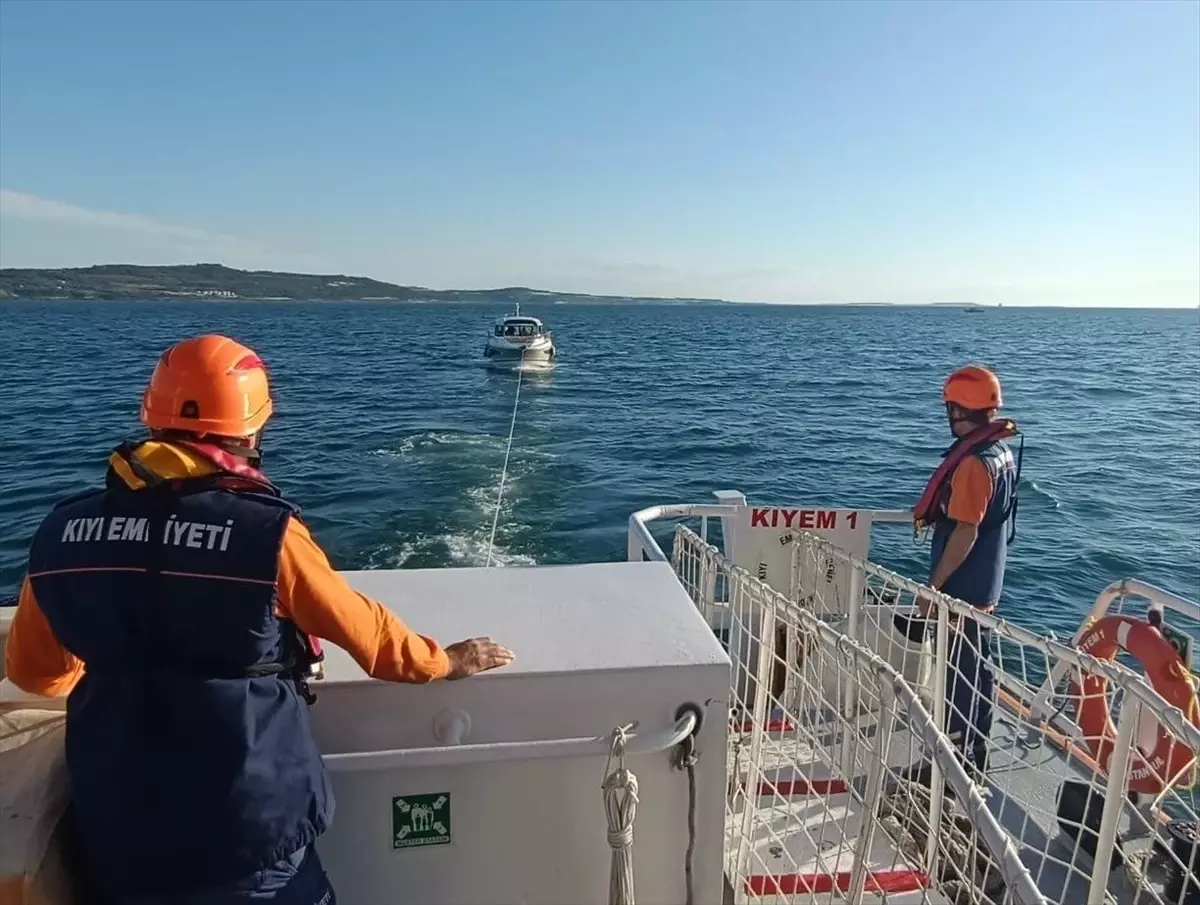 Çanakkale Boğazı'nda Sürüklenen Tekne Kurtarıldı