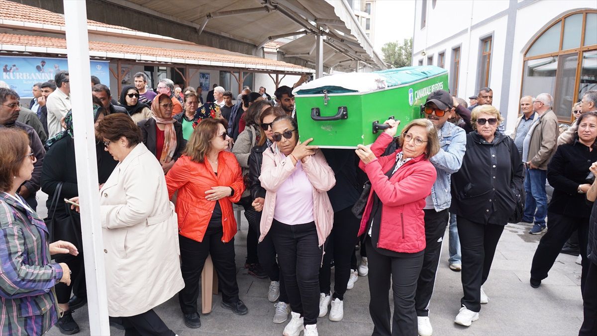 Çanakkale'de Boşanma Aşamasındaki Eşinin Vurularak Öldürüldüğü Kadının Cenazesi Düzenlendi