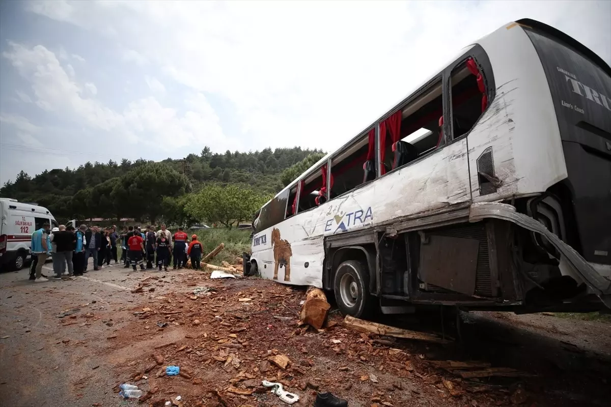 Çanakkale'deki Trafik Kazasında 8 Kişi Hayatını Kaybetti