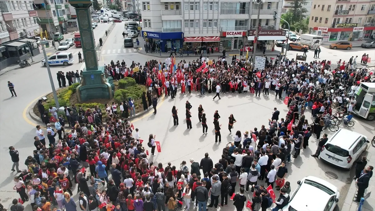 Çubuk'ta Gençlik Haftası Etkinlikleri Kapsamında Yürüyüş Düzenlendi