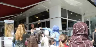 Çubuk'ta Esnaf Öğrencilere Ücretsiz Dondurma Dağıttı
