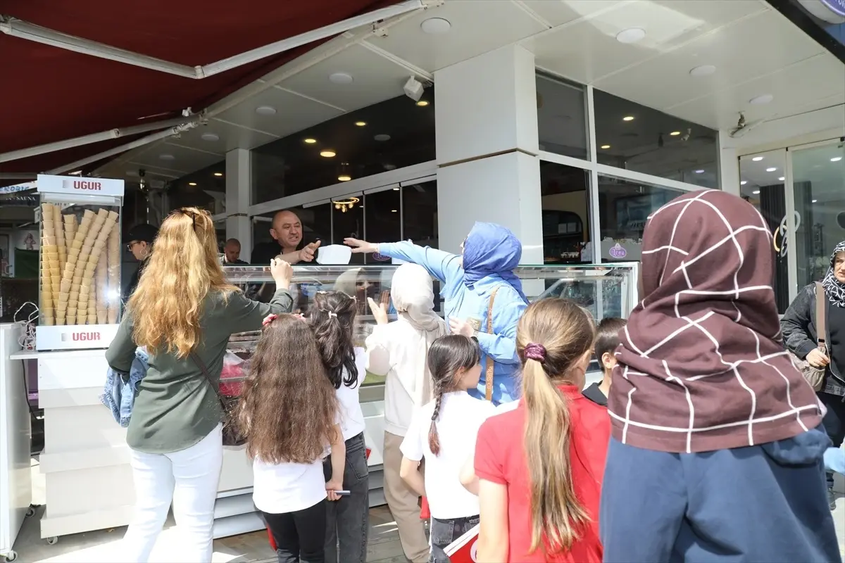 Çubuk'ta Esnaf Öğrencilere Ücretsiz Dondurma Dağıttı
