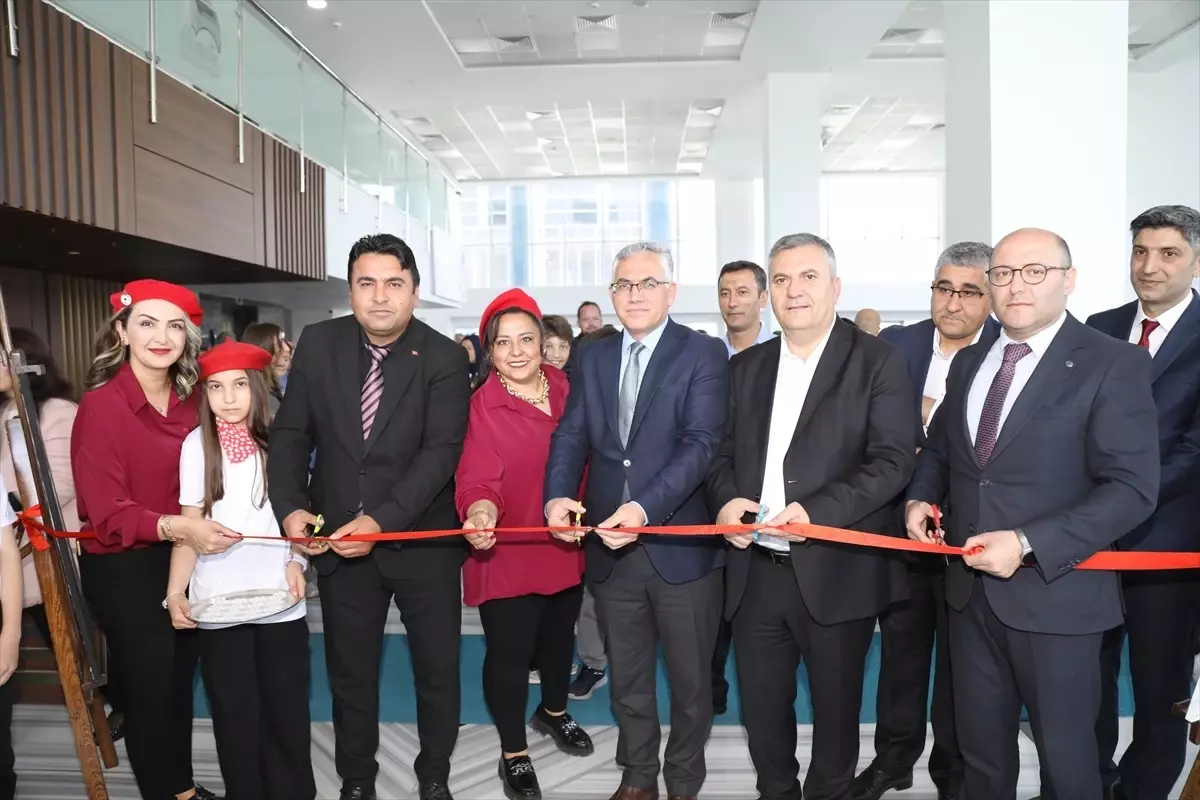 Çubuk'ta TÜBİTAK 4006 Bilim Fuarı Açıldı