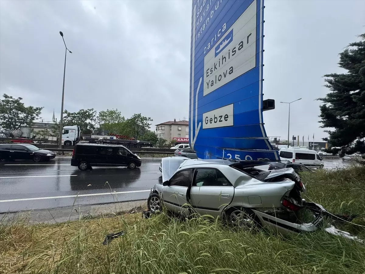 Kocaeli'de Trafik Kazası: Otomobil Trafik Levhasına Çarptı