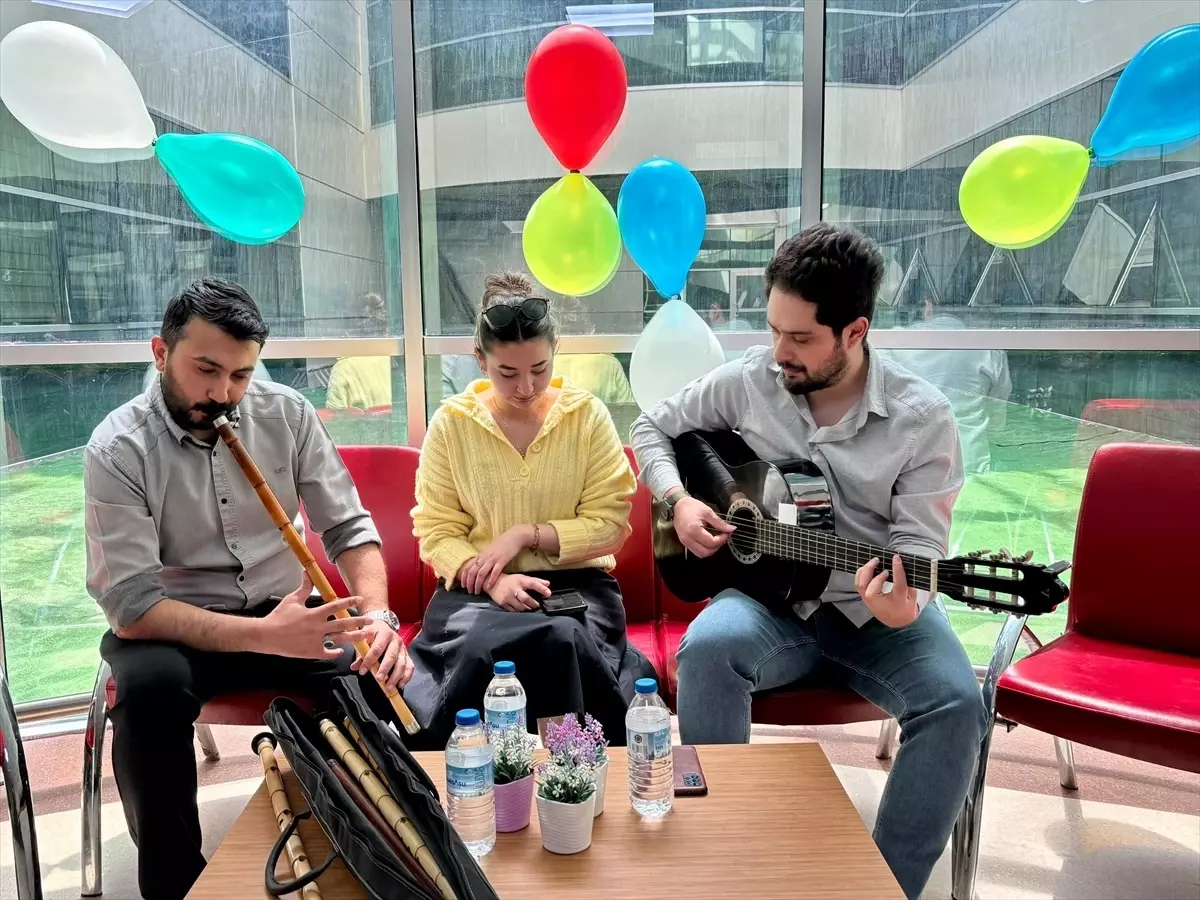 Demirci'de Müzik Öğretmenlerinden Palyatif Serviste Moral Konseri