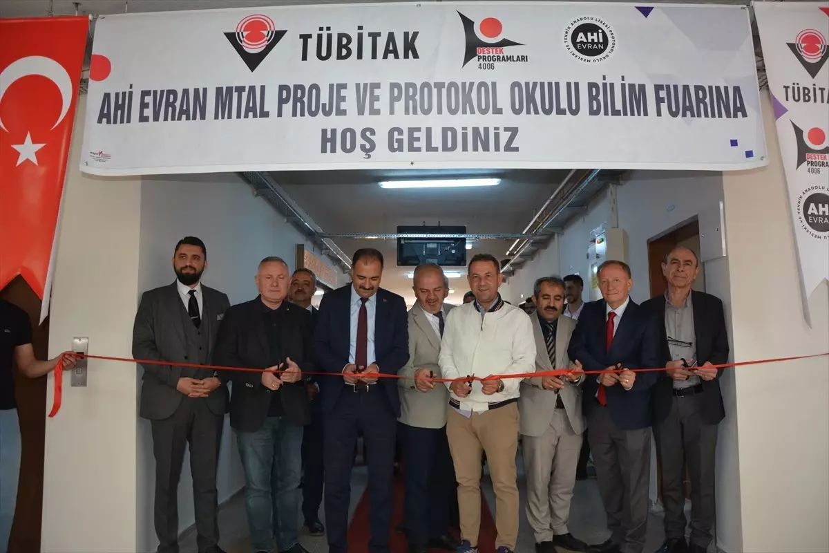 Demirci'de 4006 TÜBİTAK Bilim Fuarı Düzenlendi