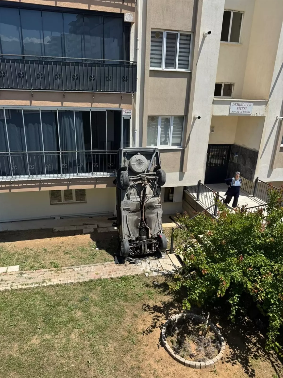 Denizli'de Kontrolden Çıkan Otomobil Apartman Bahçesine Düştü