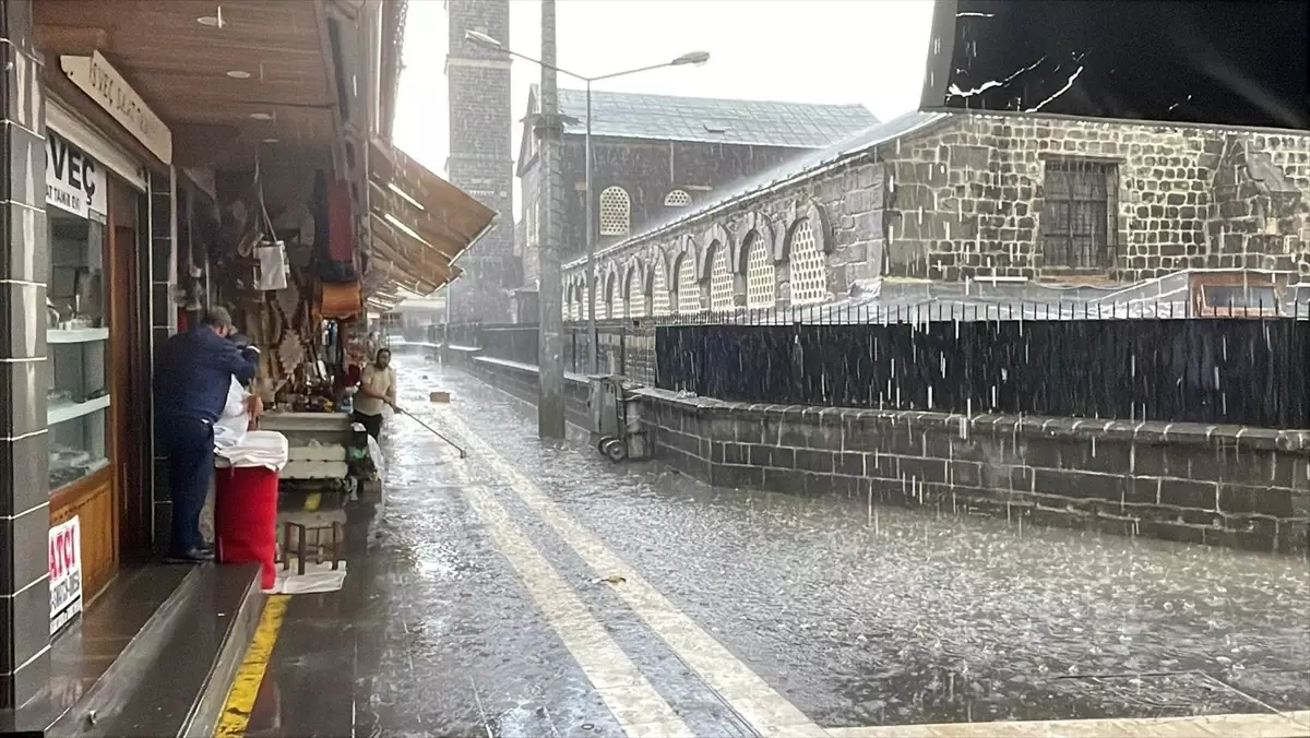 Diyarbakır'da Sağanak, Dolu ve Kuvvetli Rüzgar Etkili Oldu