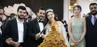 Diyarbakır'da Düğün Pastası Yerine 21 Katlı Burma Kadayıf Kesildi