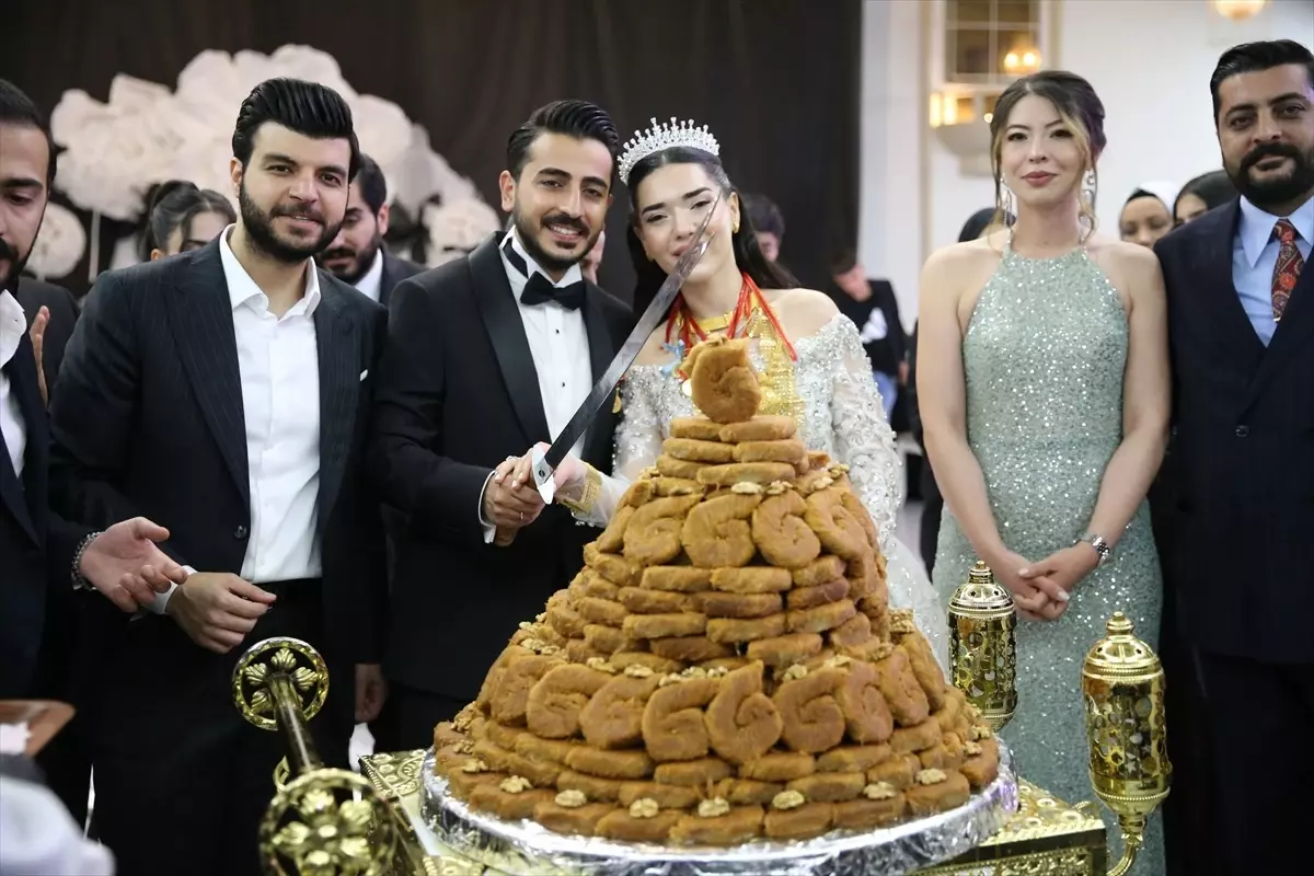 Diyarbakır'da Düğün Pastası Yerine 21 Katlı Burma Kadayıf Kesildi