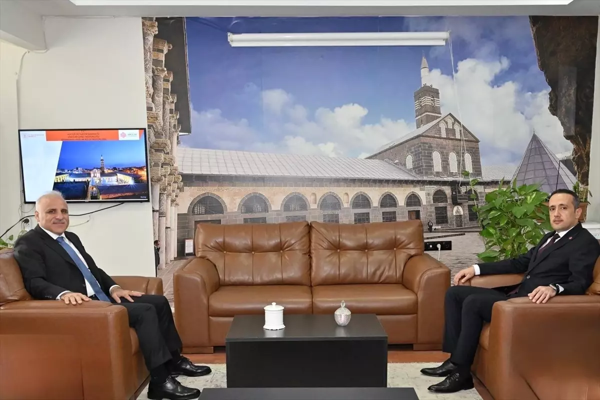 Diyarbakır Valisi Zorluoğlu'ndan Vakıf Haftası Ziyareti