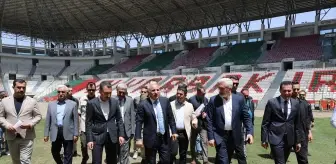 Diyarbakır Valisi Zorluoğlu, zemin çalışmaları süren Diyarbakır Stadı'nda inceleme yaptı Açıklaması