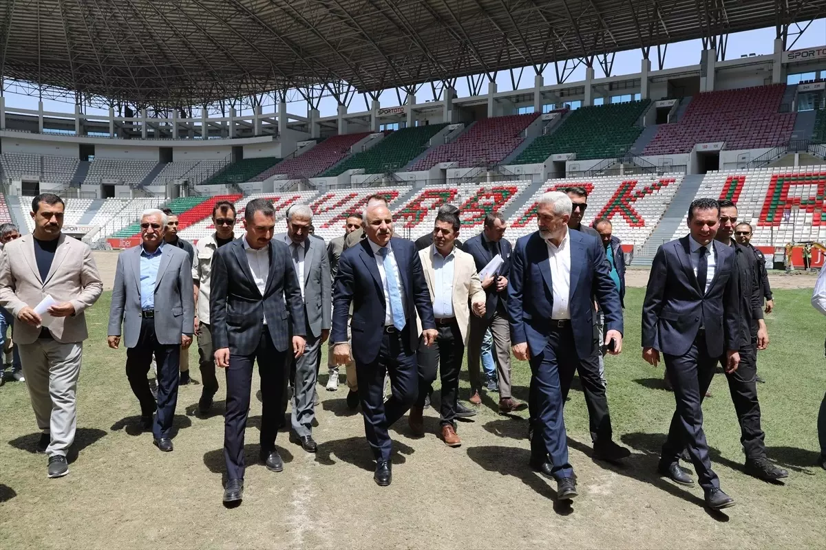 Diyarbakır Valisi Zorluoğlu, zemin çalışmaları süren Diyarbakır Stadı'nda inceleme yaptı Açıklaması