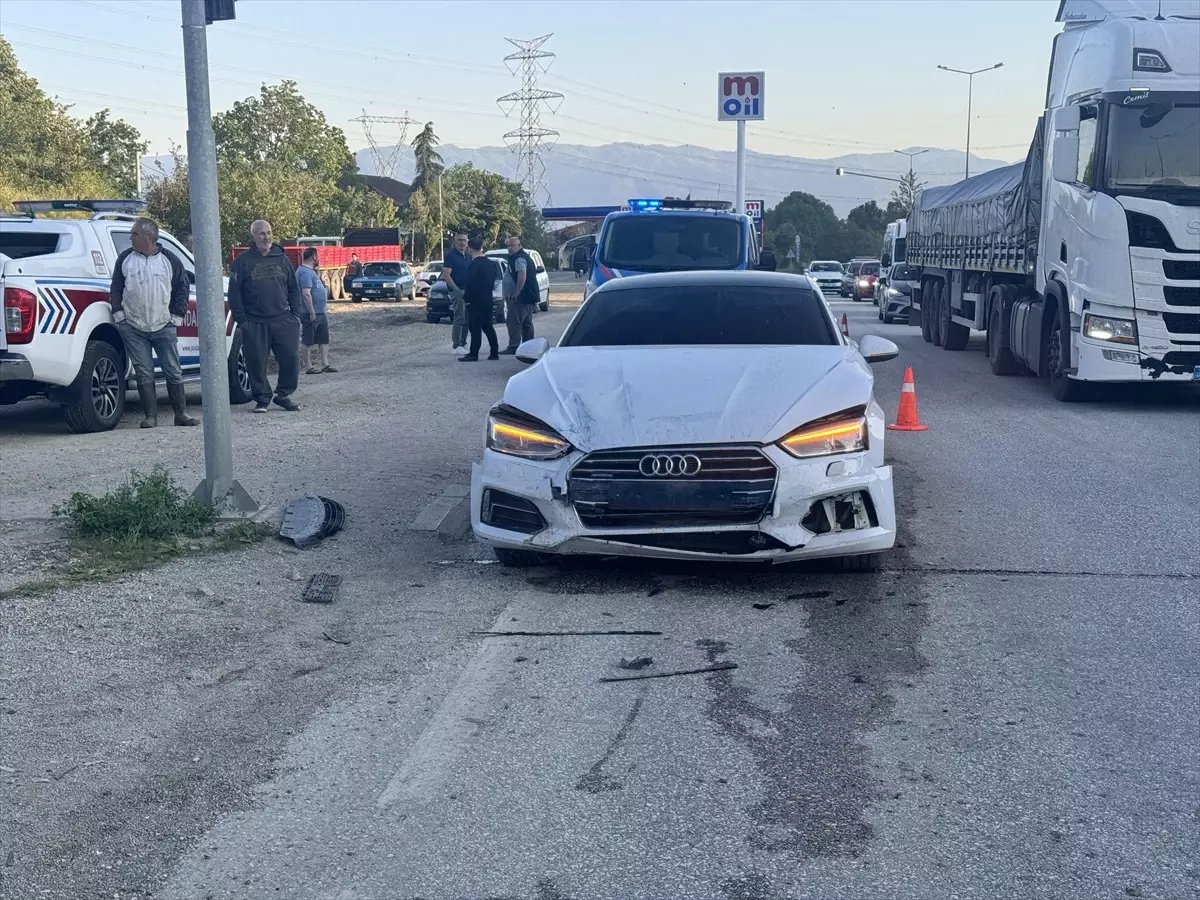 Düzce'de Midibüse Çarpan Otomobil 7 Yaralı