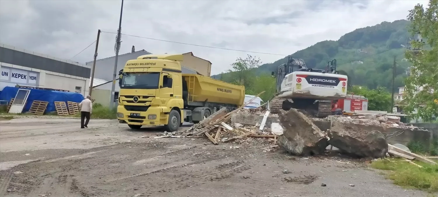 Düzce'de Geçici İş Yerlerinin Yıkımına Başlandı