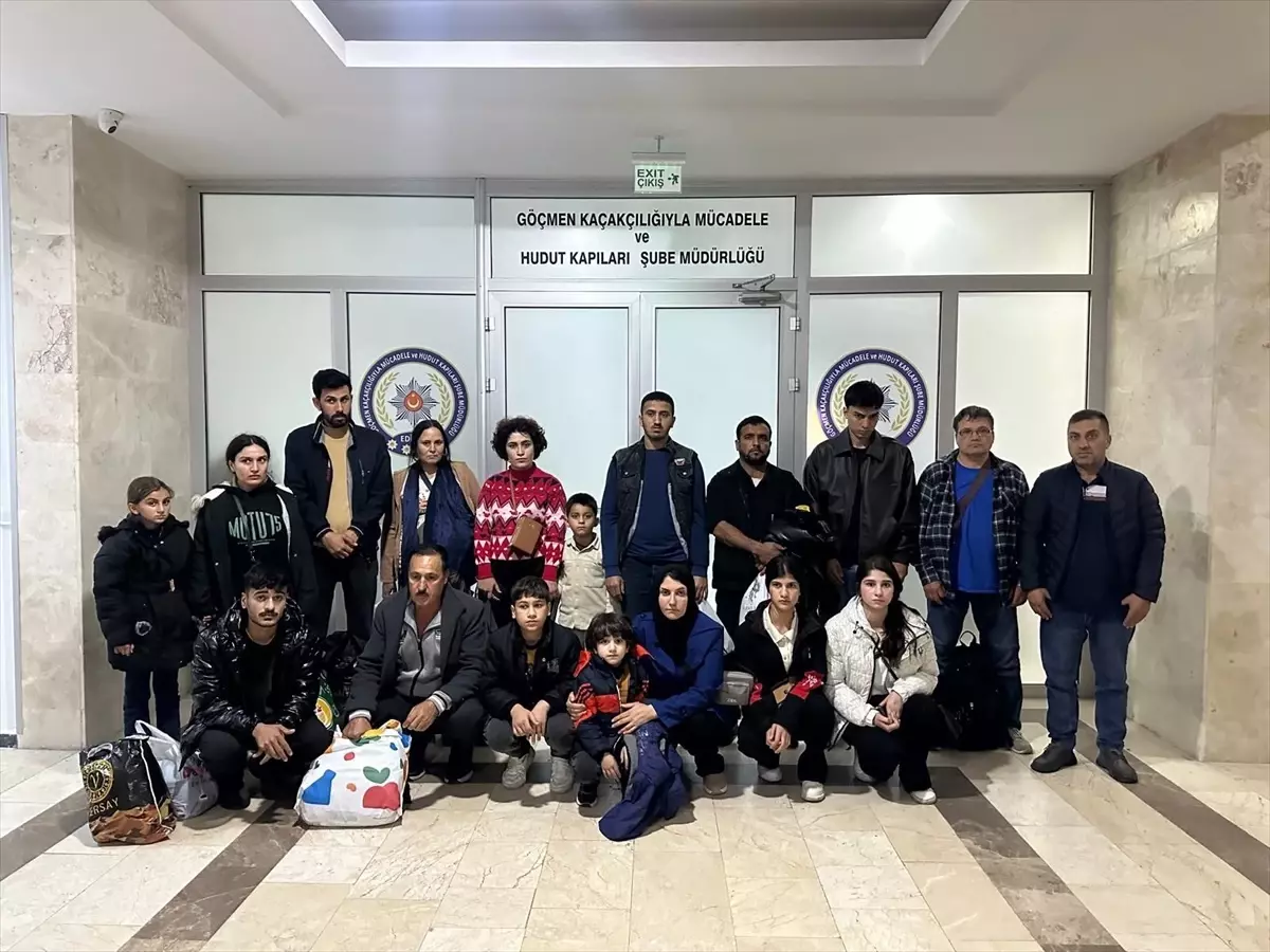 Edirne'de 17 Düzensiz Göçmen ve Yurt Dışı Çıkış Yasağı Olan Alman Yakalandı