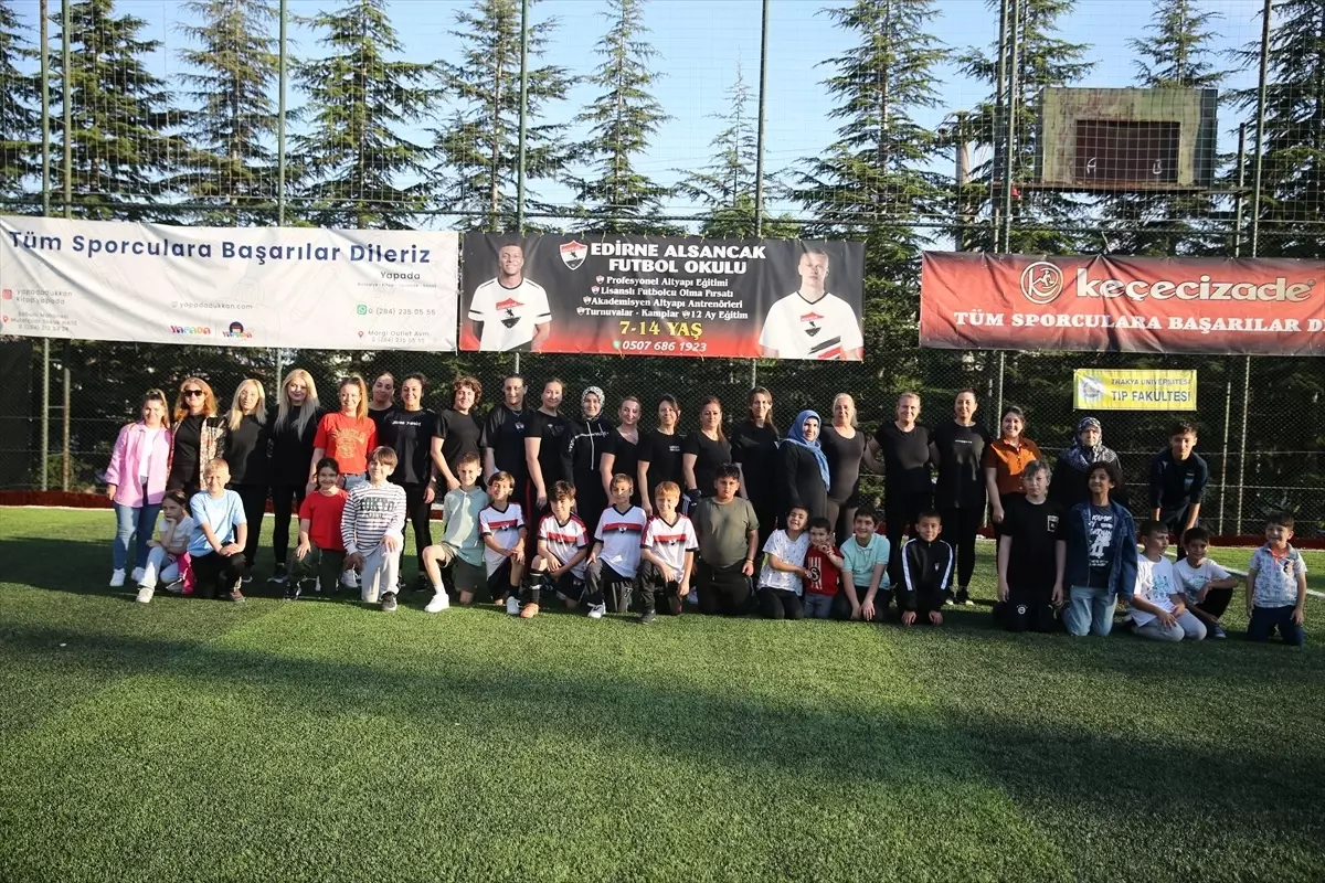 Edirne'de Anneler Günü'nde Futbol Maçı Düzenlendi