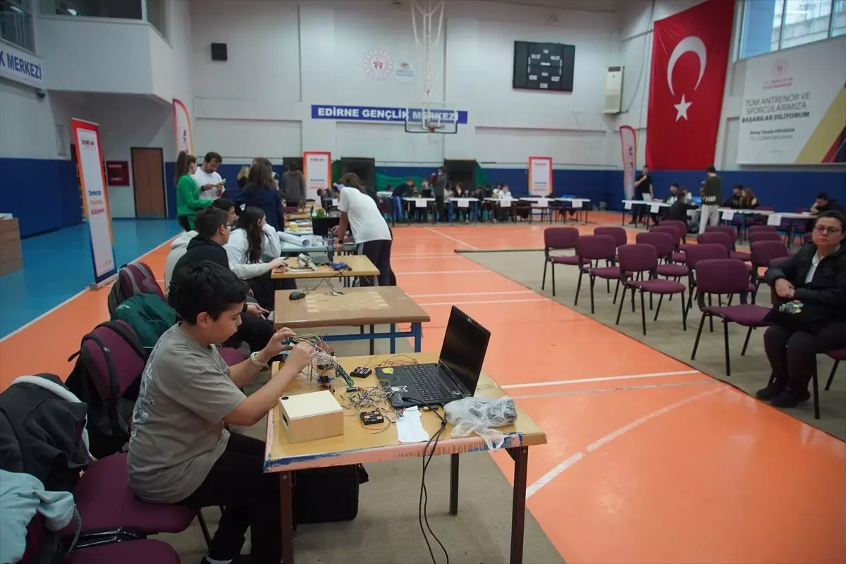 Deneyap Türkiye Teknoloji Atölyeleri'nde Öğrenciler Projelerini Sergiledi