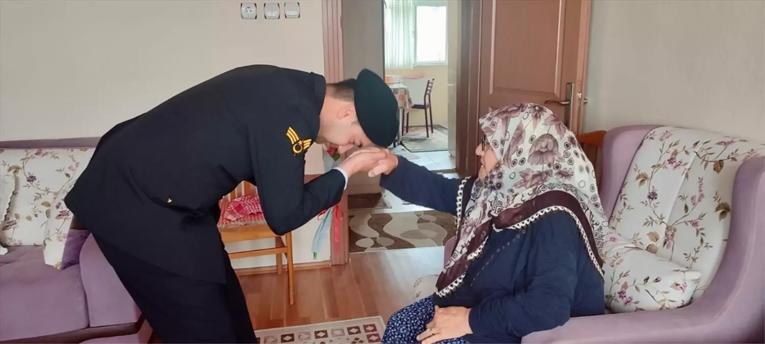 Edirne'de jandarma şehit annelerini ziyaret etti