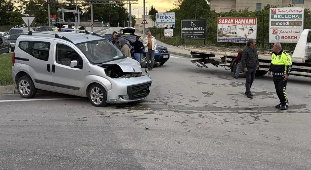 Edirne'de Trafik Kazası: İki Sürücü Yaralandı