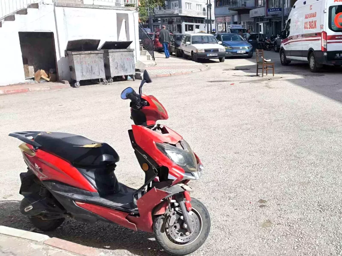 Burdur'da Otomobil ile Elektrikli Motosiklet Çarpıştı: 2 Yaralı
