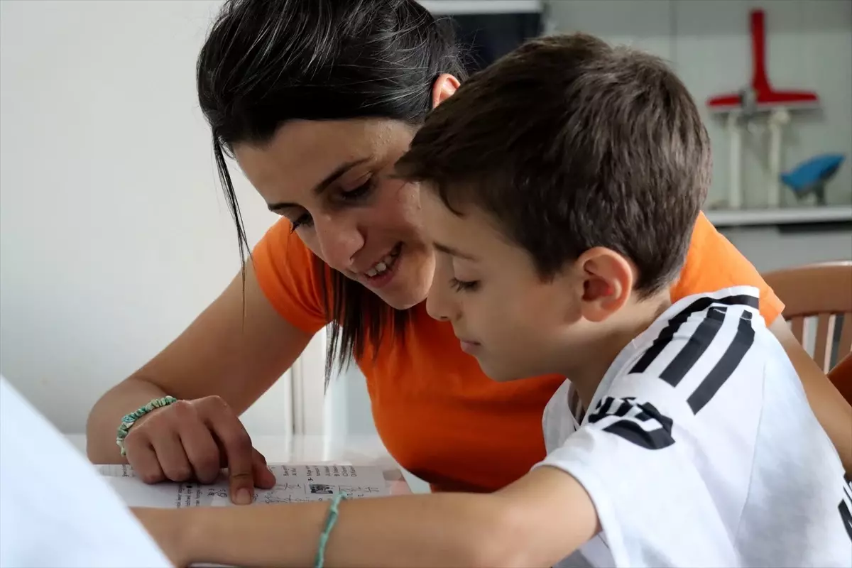 Depremde Eşini ve Kızını Kaybeden Anne, Oğluna Hem Anne Hem Baba Oluyor