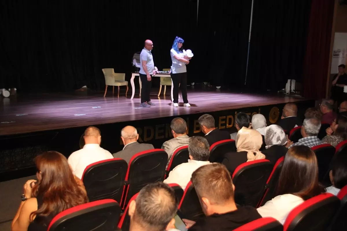 Hemşireler Tiyatro Oyunuyla Sağlık Çalışanlarının Hikayesini Anlattı