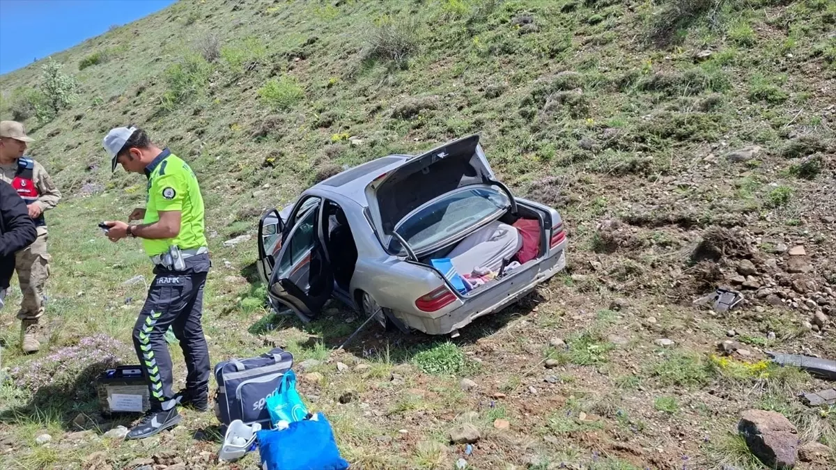 Erzincan'da Otomobil Şarampole Devrildi: 2 Yaralı