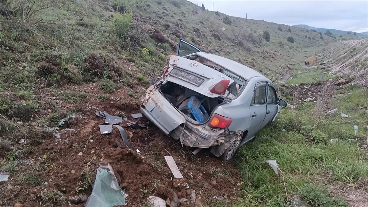 Erzincan'da Otomobil Şarampole Devrildi: 3 Yaralı