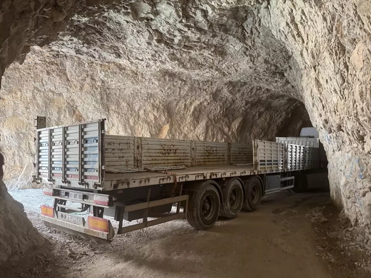Kemaliye'de Tır Tünele Sıkıştı, Ulaşım Kapatıldı