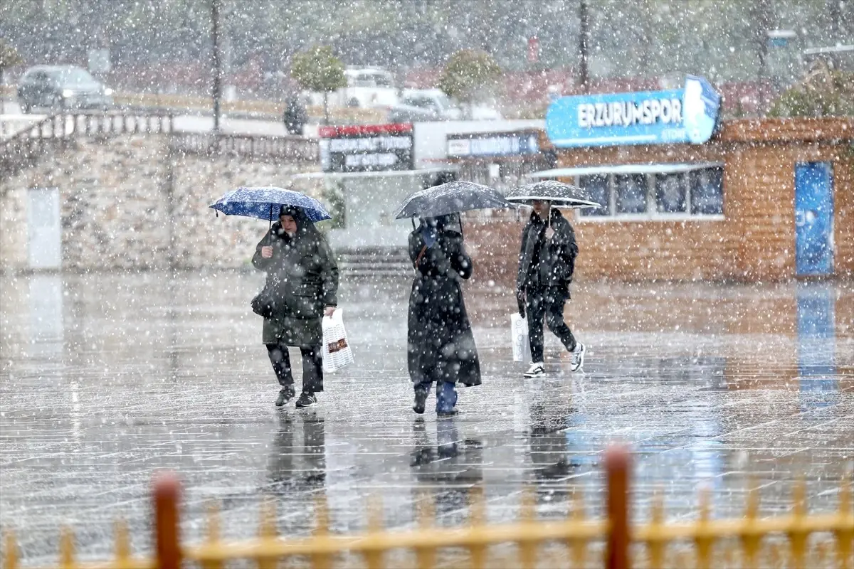 Erzurum'da Mayıs Ayında Kar Yağışı Şaşırttı