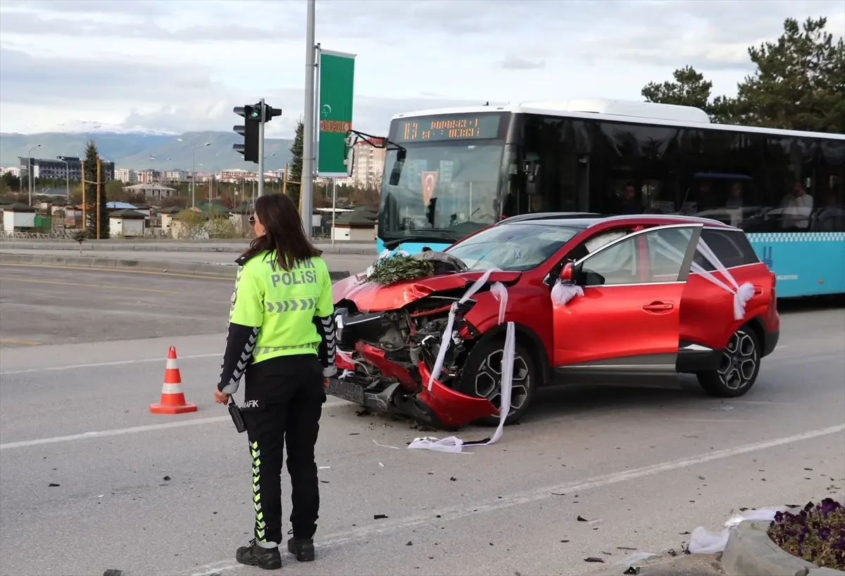 Erzurum'da Gelin Arabası Trafik Kazası: 3 Yaralı