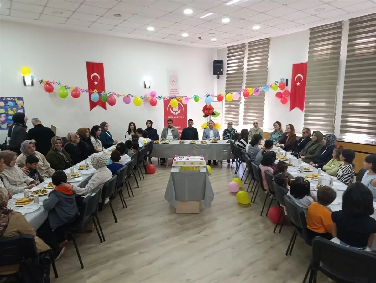 Erzurum'da koruma altındaki çocuklar, fedakar bakıcılarının Anneler Günü'nü kutladı