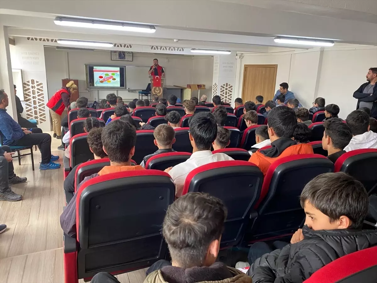 Erzurum'da polisler 900 lise öğrencisine 'Gençlik ve Güvenli Gelecek' eğitimi verdi