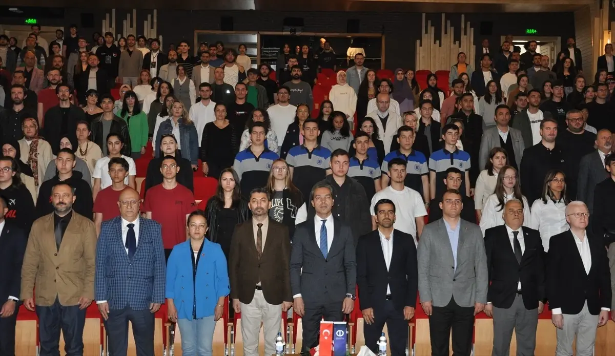 Anadolu Üniversitesi'nde TEKNOFEST Kulübü tarafından Geleceğin Teknolojileri Arenası Fuarı Düzenlendi