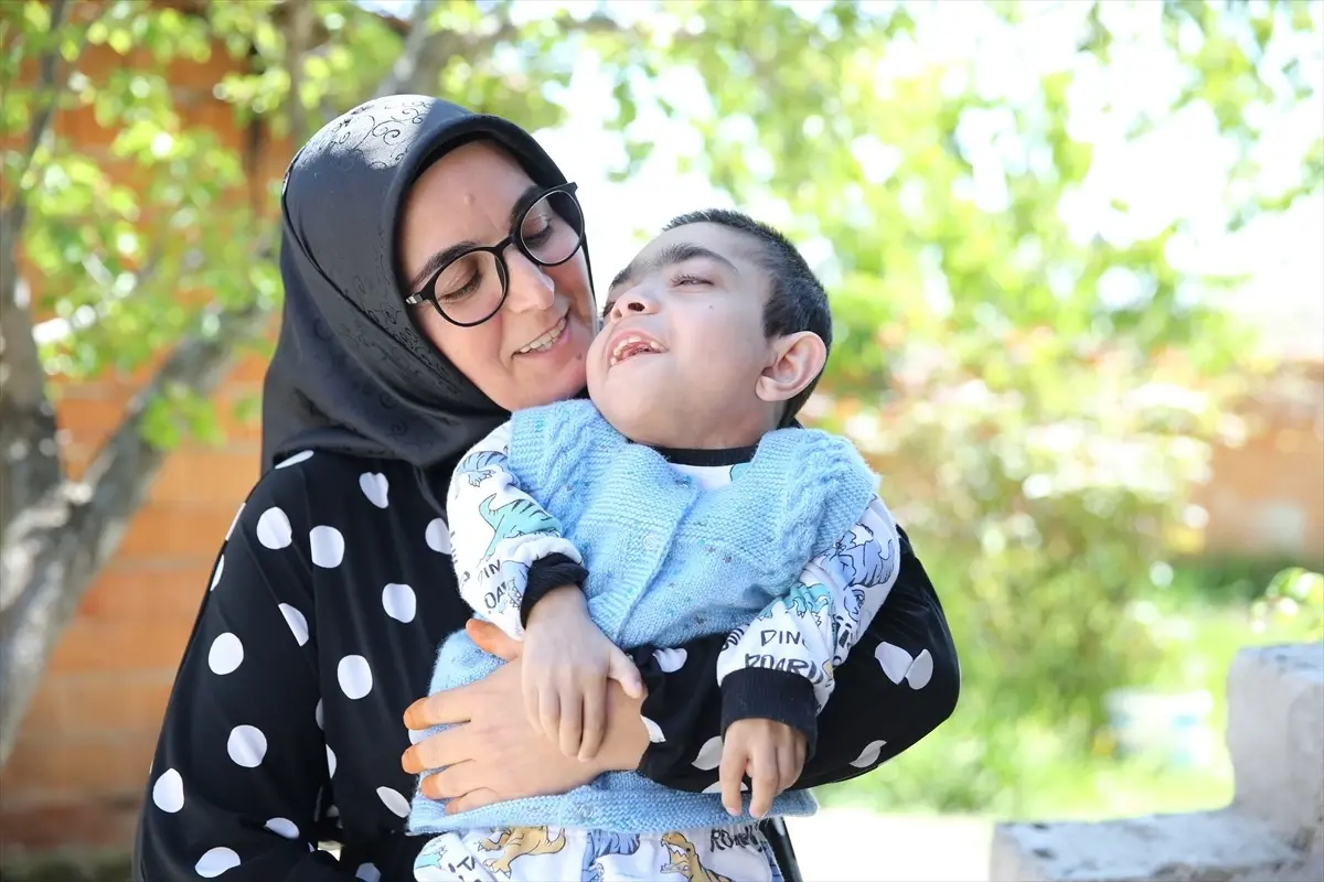 Özel Gereksinimli Çocuklar İçin Tasarım Elbise Üreten Anne
