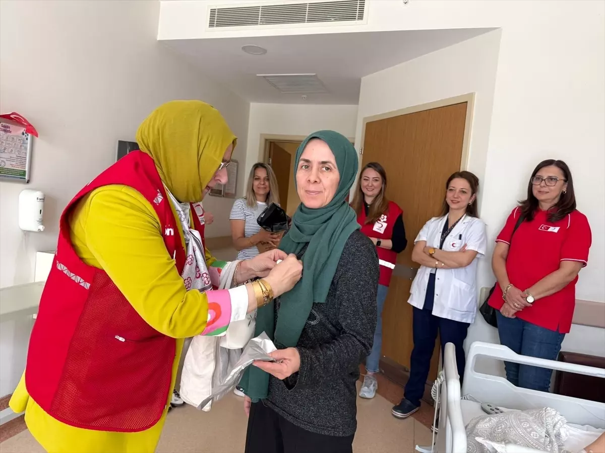 Türk Kızılayı Anneler Günü'nde Hastanede Tedavi Gören Anne ve Çocukları Ziyaret Etti
