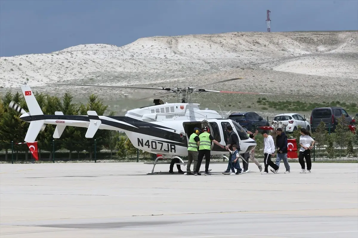 Eskişehir'de 'Uçan Gençlik Etkinliği' ile öğrenciler helikopter deneyimi yaşadı