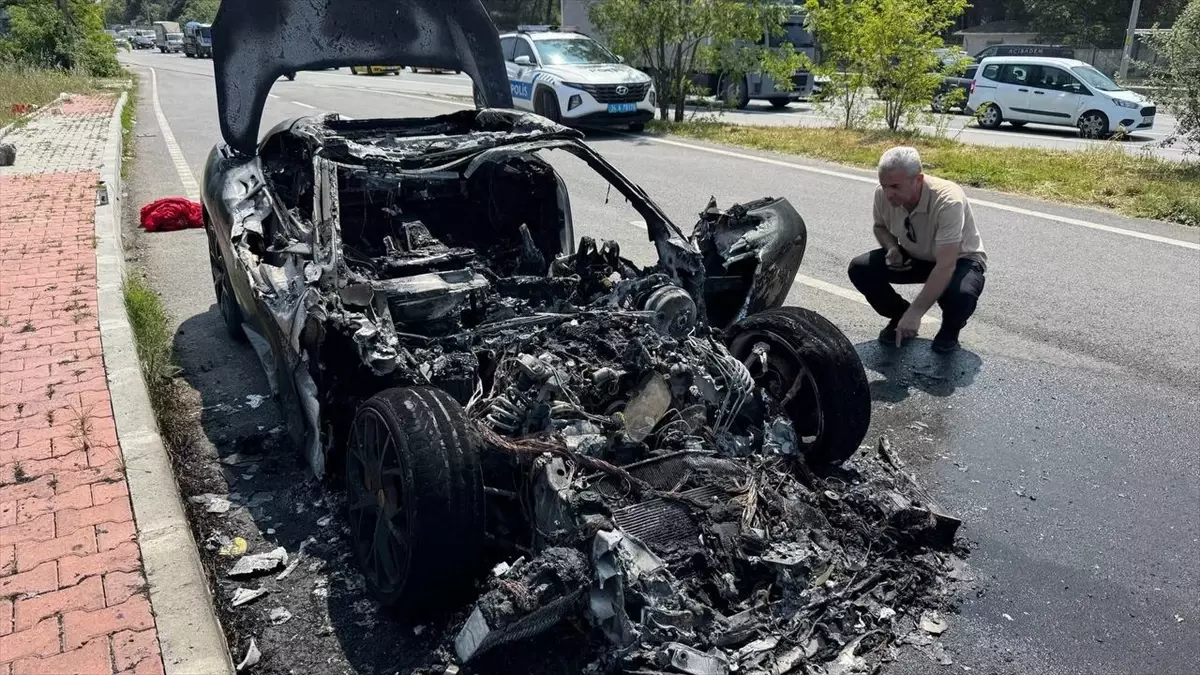 Beşiktaş Kulübü Başkanı Serdal Adalı'nın oğlunun lüks aracı yandı! 1 Seyir halindeyken küle dönen milyonluk araç Beşiktaş başkanının oğlunun çıktı